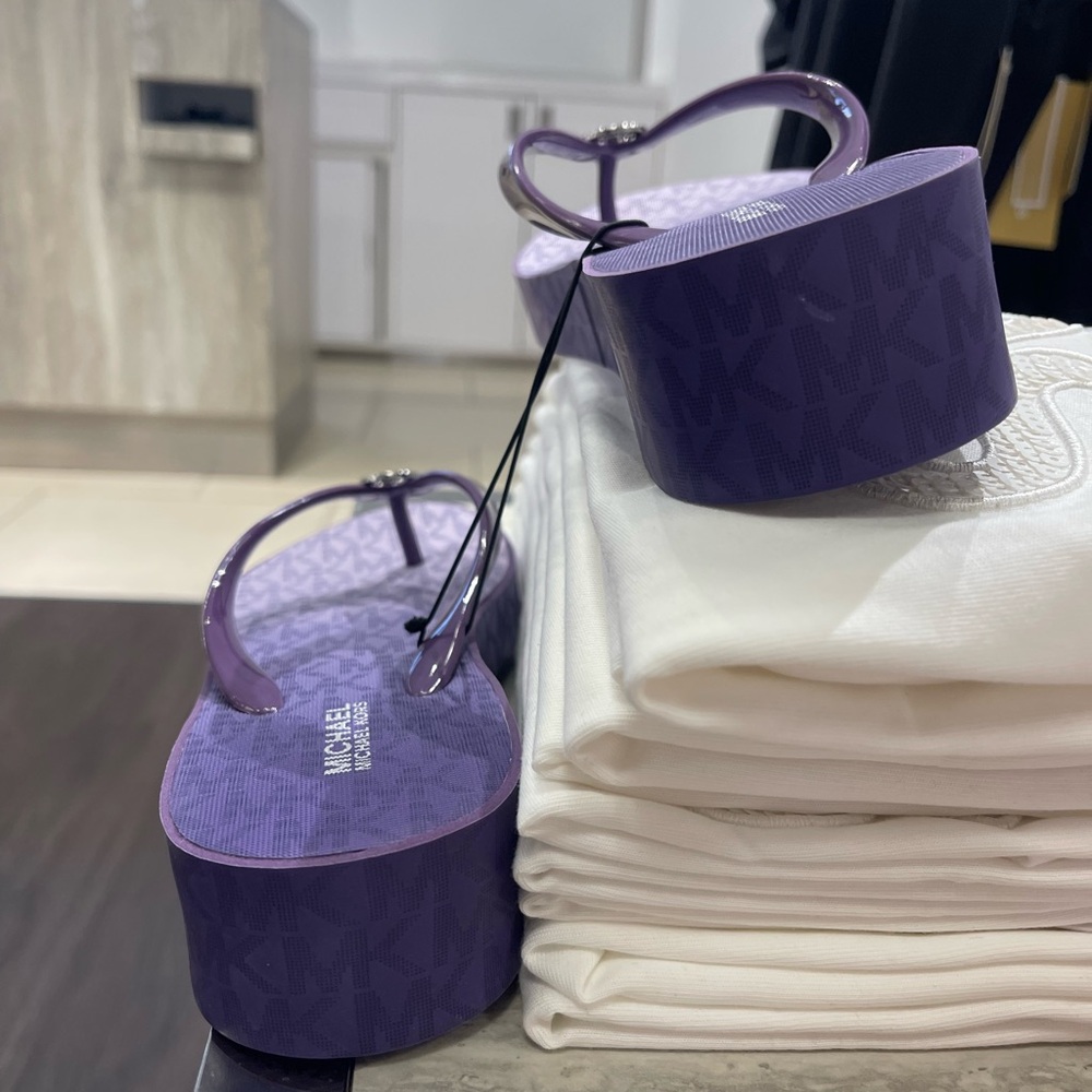 Michael Kors BEDFORD FLIP FLOP
PVC/OMBRE MK SIG
49R6BDFA1Q
Dark Purple 
Platform - Picture 8 of 16